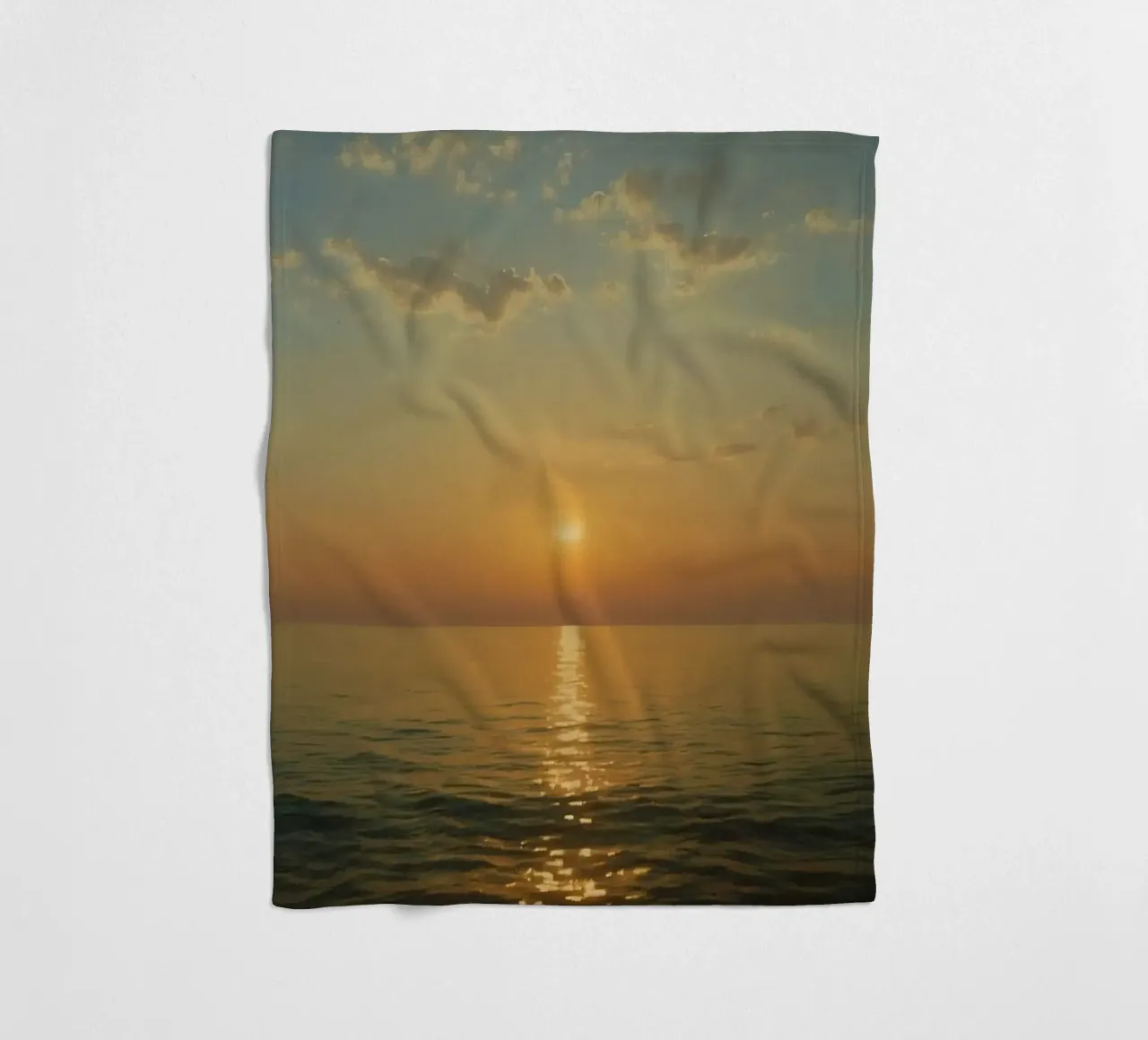 Tramonto sulle acque calme dell'oceano con riflessi dorati coperta in pile da DesignDoodle