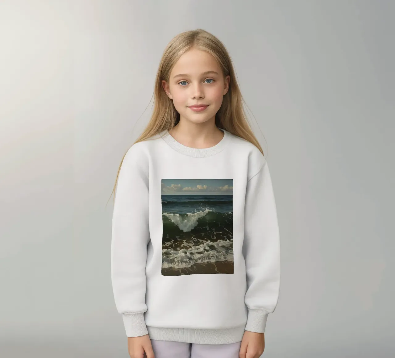 Onde che si infrangono sulla riva sotto un cielo azzurro e limpido felpa bambino da DesignDoodle