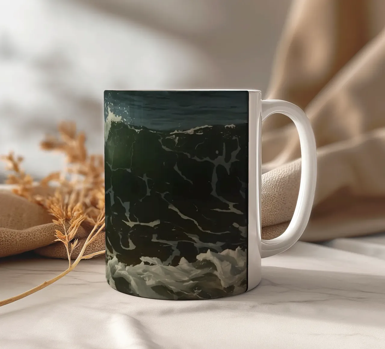 Onde che si infrangono sulla riva sotto un cielo azzurro e limpido tazza in ceramica da DesignDoodle