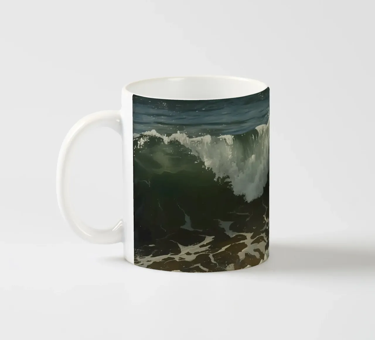 Onde che si infrangono sulla riva sotto un cielo azzurro e limpido tazza in ceramica da DesignDoodle