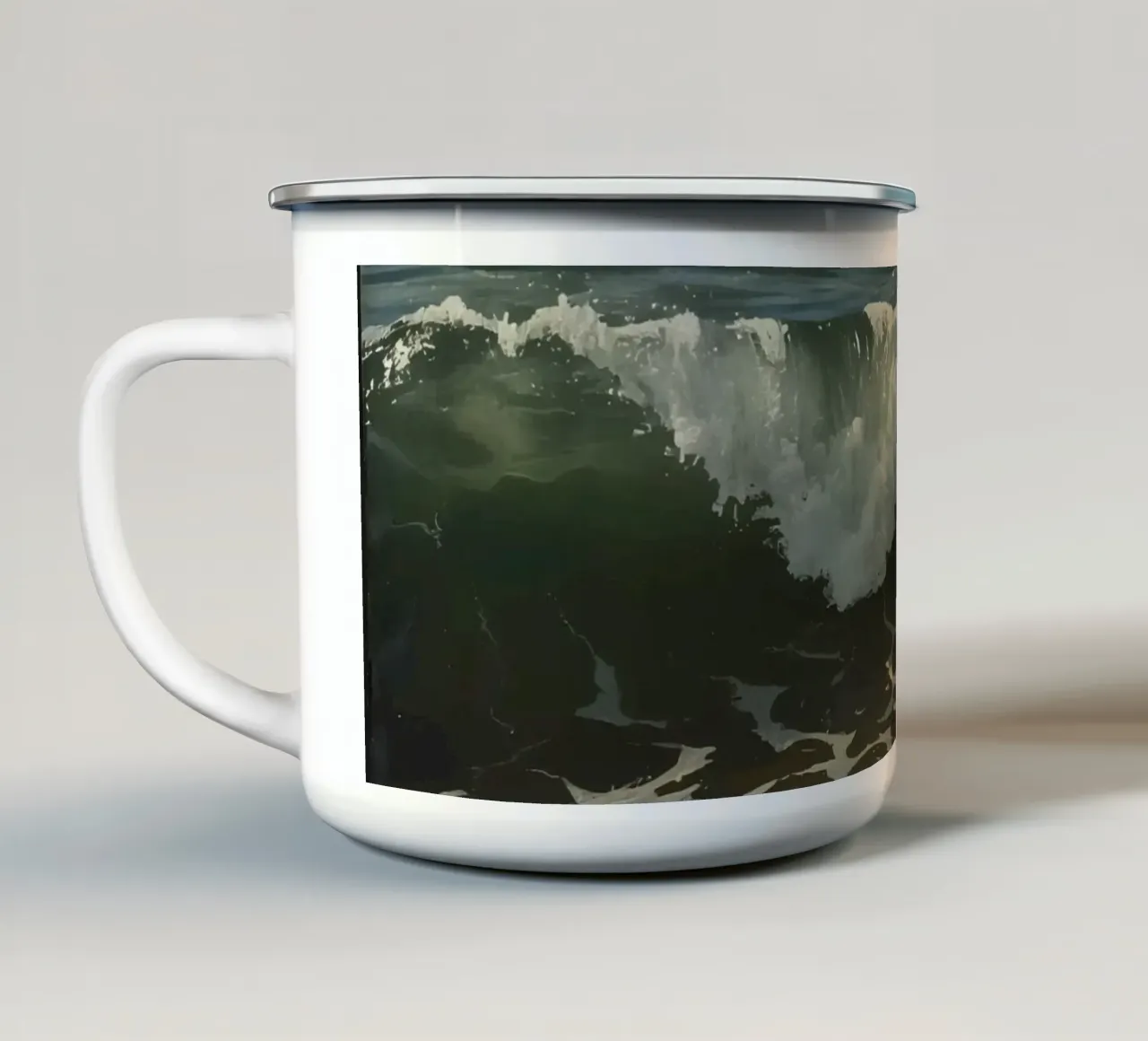 Onde che si infrangono sulla riva sotto un cielo azzurro e limpido tazza in smalto da DesignDoodle