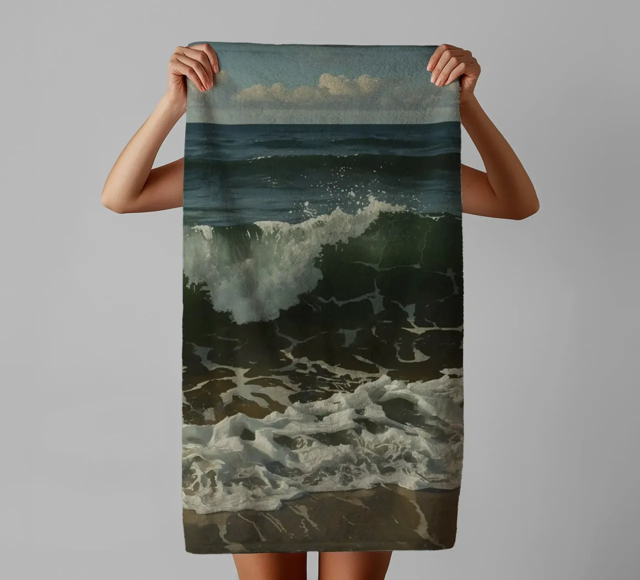 Onde che si infrangono sulla riva sotto un cielo azzurro e limpido asciugamano da bagno da DesignDoodle