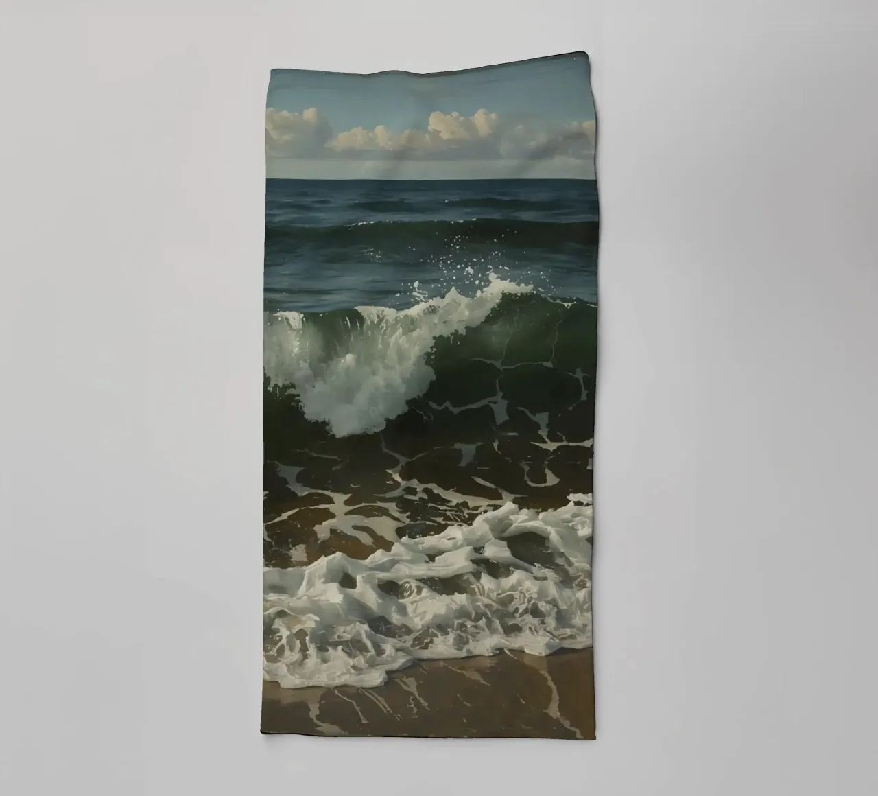 Onde che si infrangono sulla riva sotto un cielo azzurro e limpido asciugamano da bagno da DesignDoodle