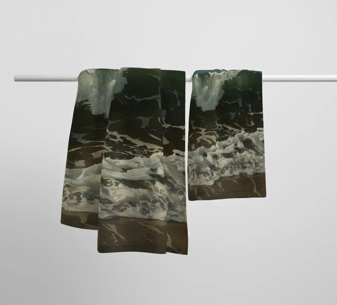 Onde che si infrangono sulla riva sotto un cielo azzurro e limpido asciugamano da bagno da DesignDoodle