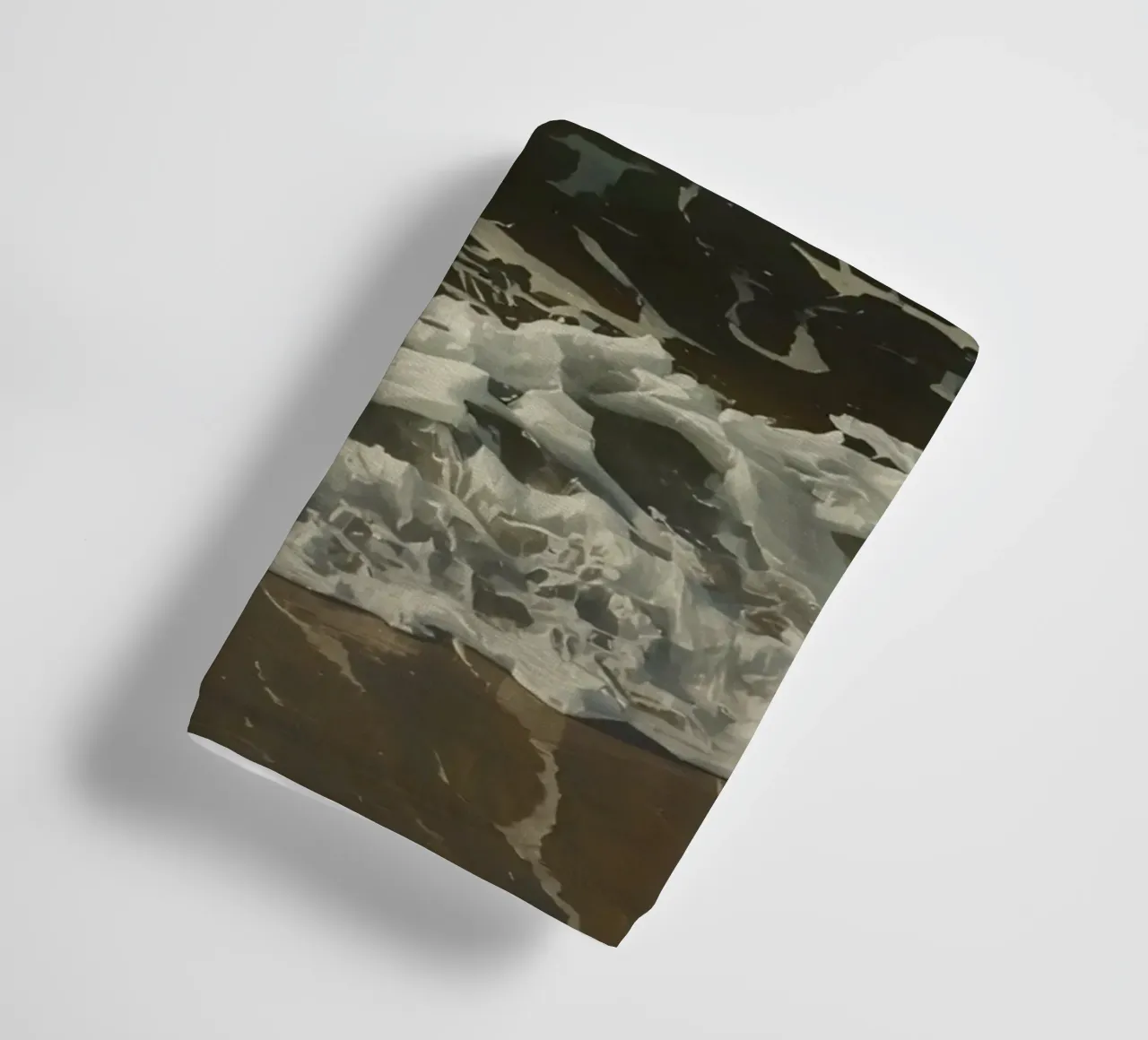Onde che si infrangono sulla riva sotto un cielo azzurro e limpido asciugamano da bagno da DesignDoodle