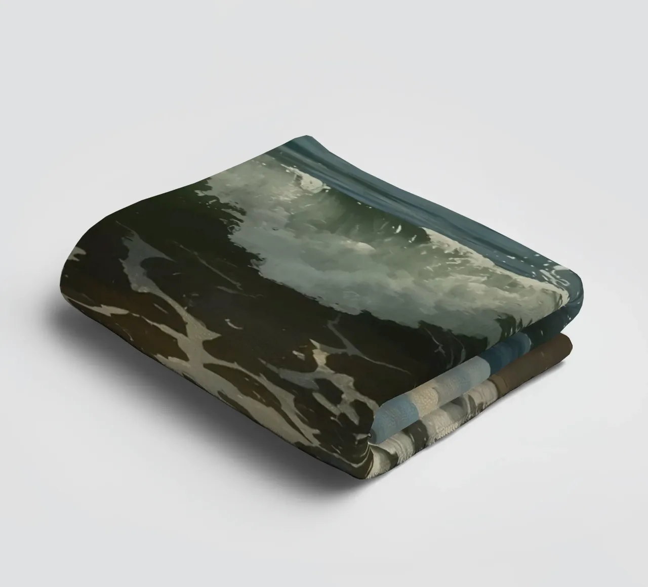 Onde che si infrangono sulla riva sotto un cielo azzurro e limpido asciugamano da bagno da DesignDoodle
