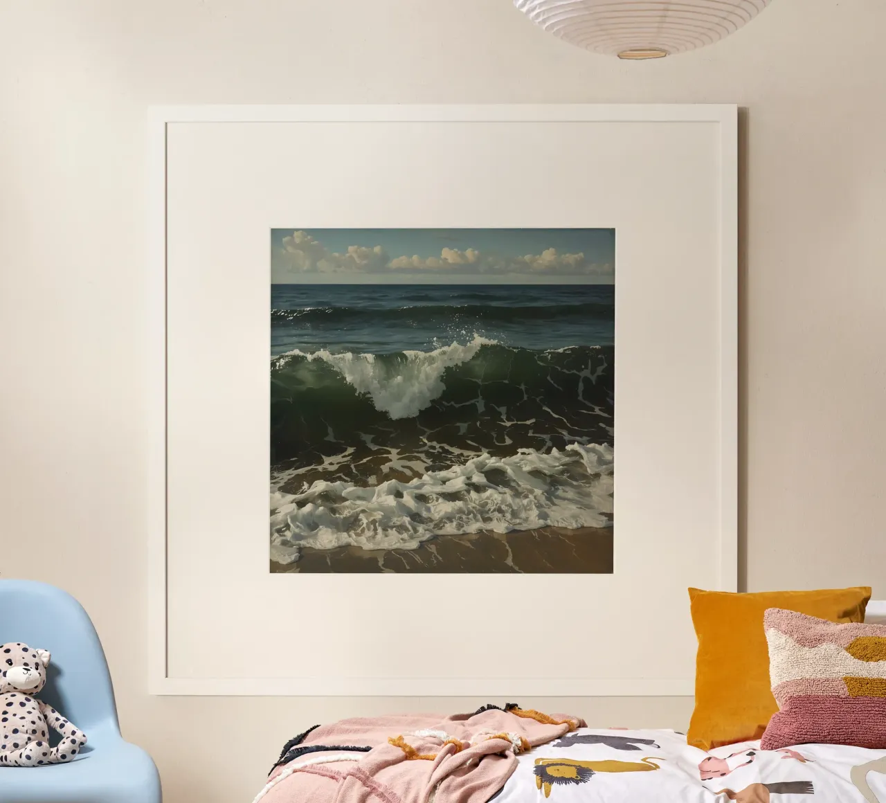 Onde che si infrangono sulla riva sotto un cielo azzurro e limpido carta hahnemühle da DesignDoodle