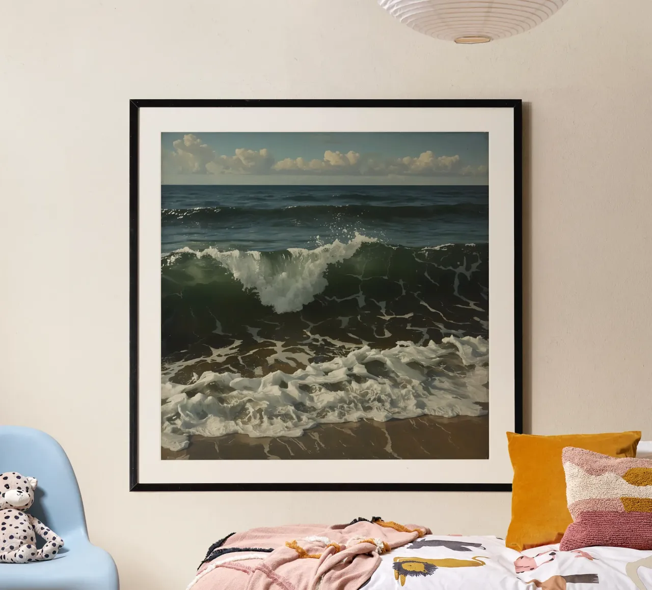 Onde che si infrangono sulla riva sotto un cielo azzurro e limpido carta hahnemühle da DesignDoodle
