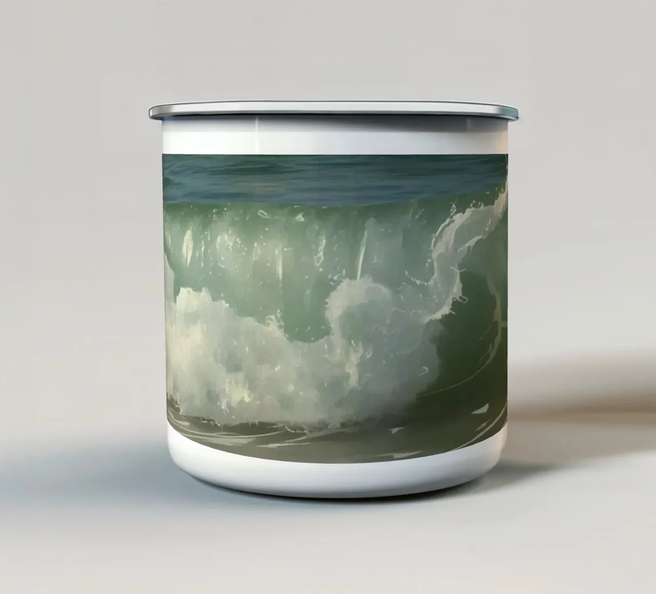 Le onde dell'oceano si infrangono sulla riva sotto un cielo limpido tazza in smalto da DesignDoodle