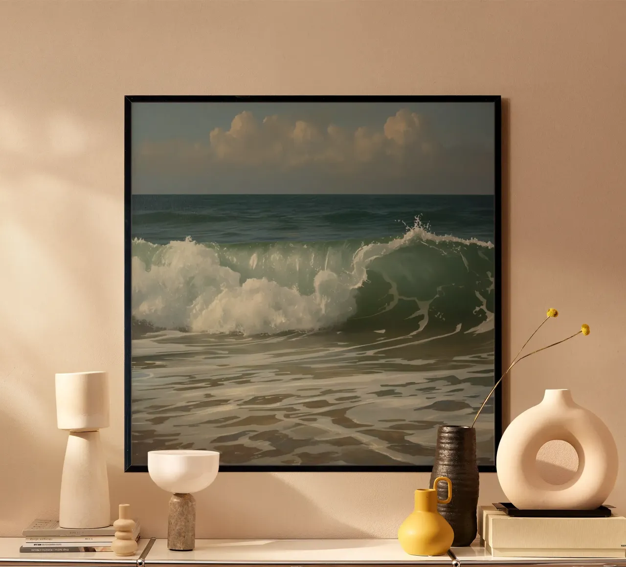 Le onde dell'oceano si infrangono sulla riva sotto un cielo limpido carta hahnemühle da DesignDoodle