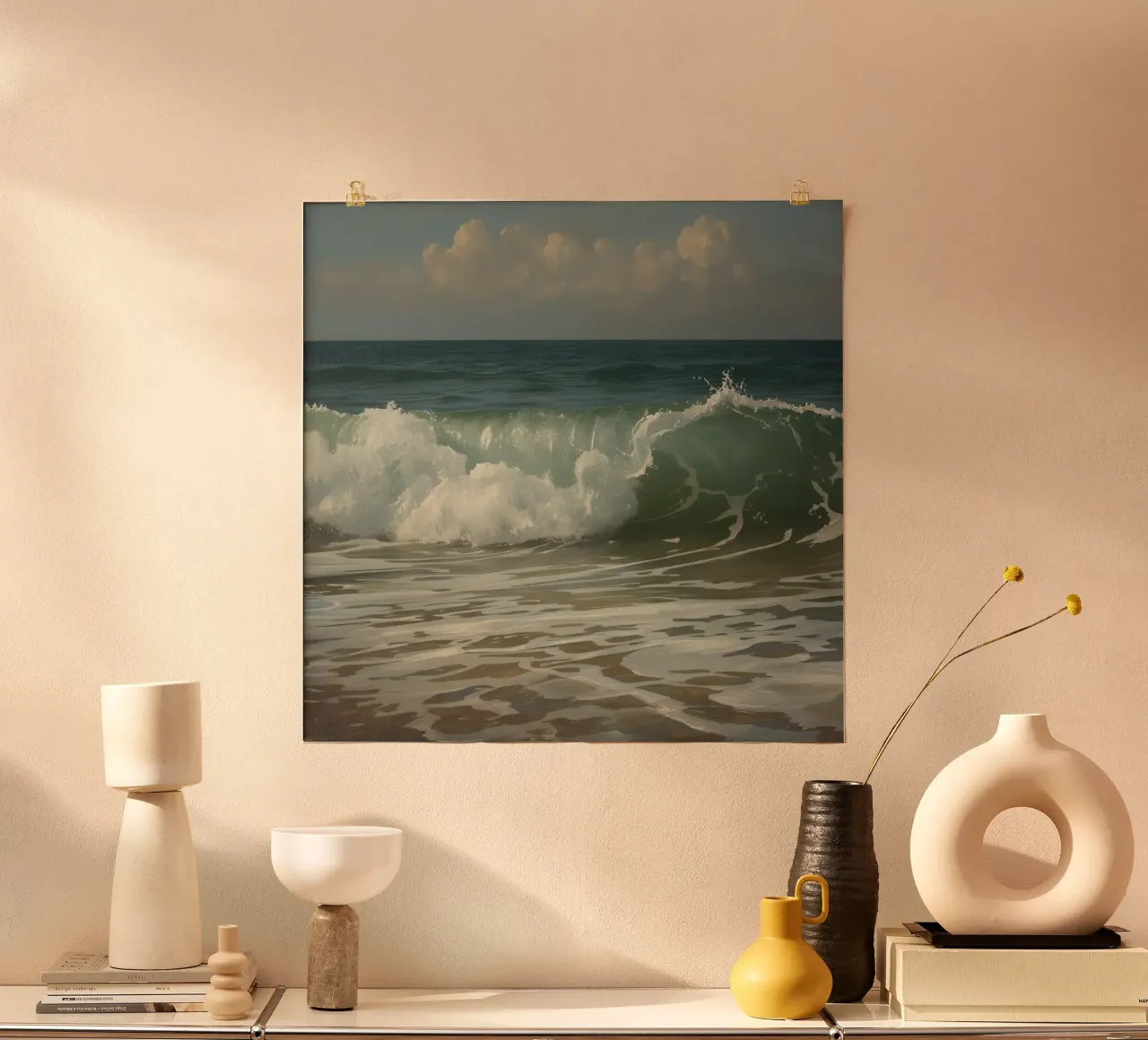 Le onde dell'oceano si infrangono sulla riva sotto un cielo limpido carta hahnemühle da DesignDoodle