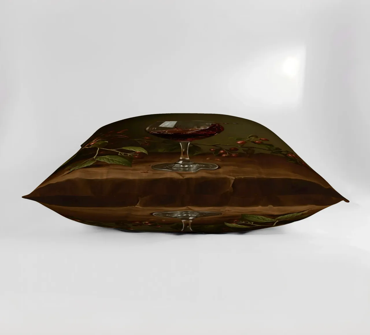Spruzzi di vino rosso in un bicchiere circondato da bacche mature cuscino da DesignDoodle