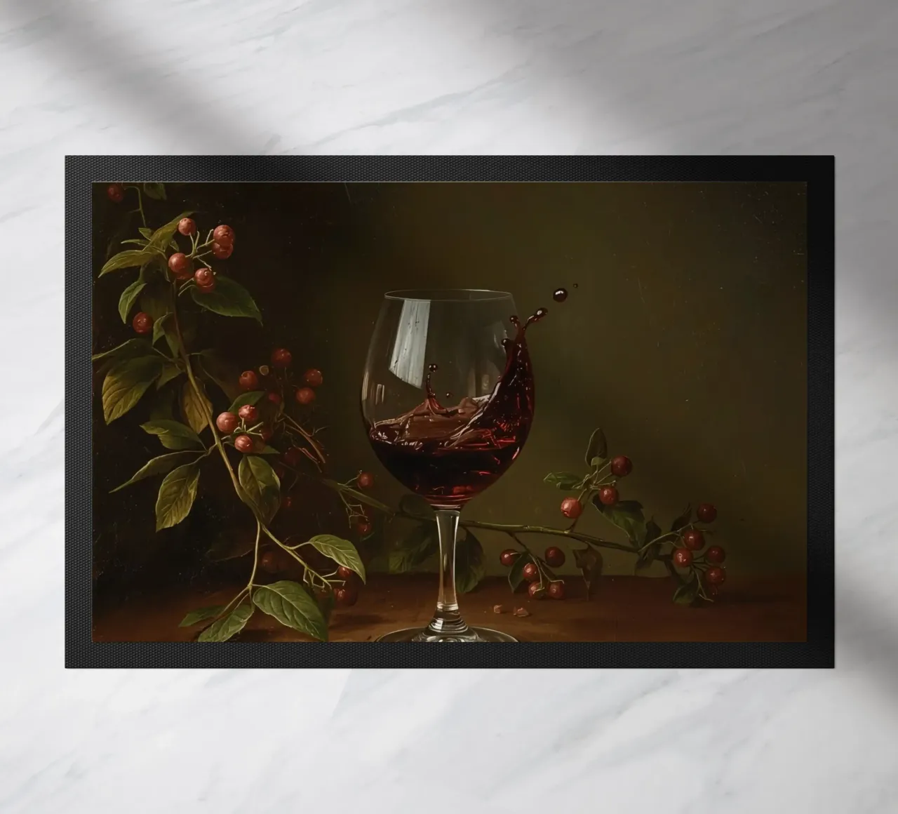 Spruzzi di vino rosso in un bicchiere circondato da bacche mature zerbino da DesignDoodle