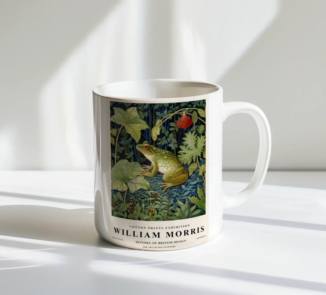 rana in mezzo al bosco con le foglie tazza in ceramica da Ropech Shop