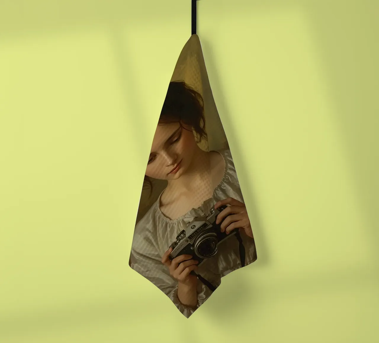 Femme classique tenant un appareil photo vintage dans une lumière douce et chaude torchon de DesignDoodle