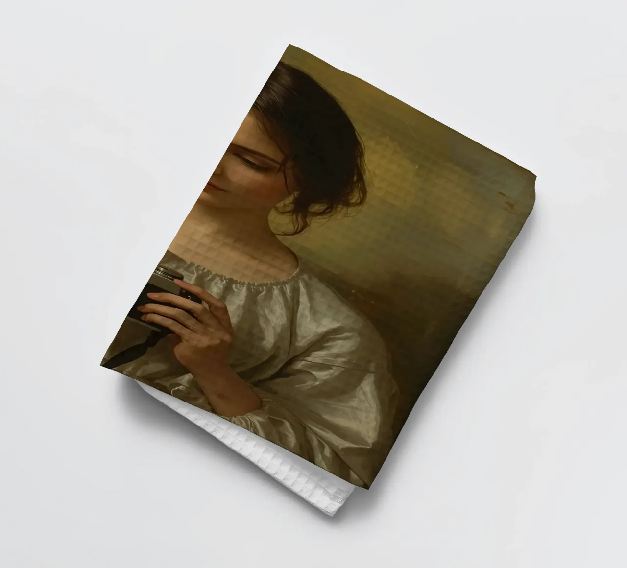 Femme classique tenant un appareil photo vintage dans une lumière douce et chaude torchon de DesignDoodle