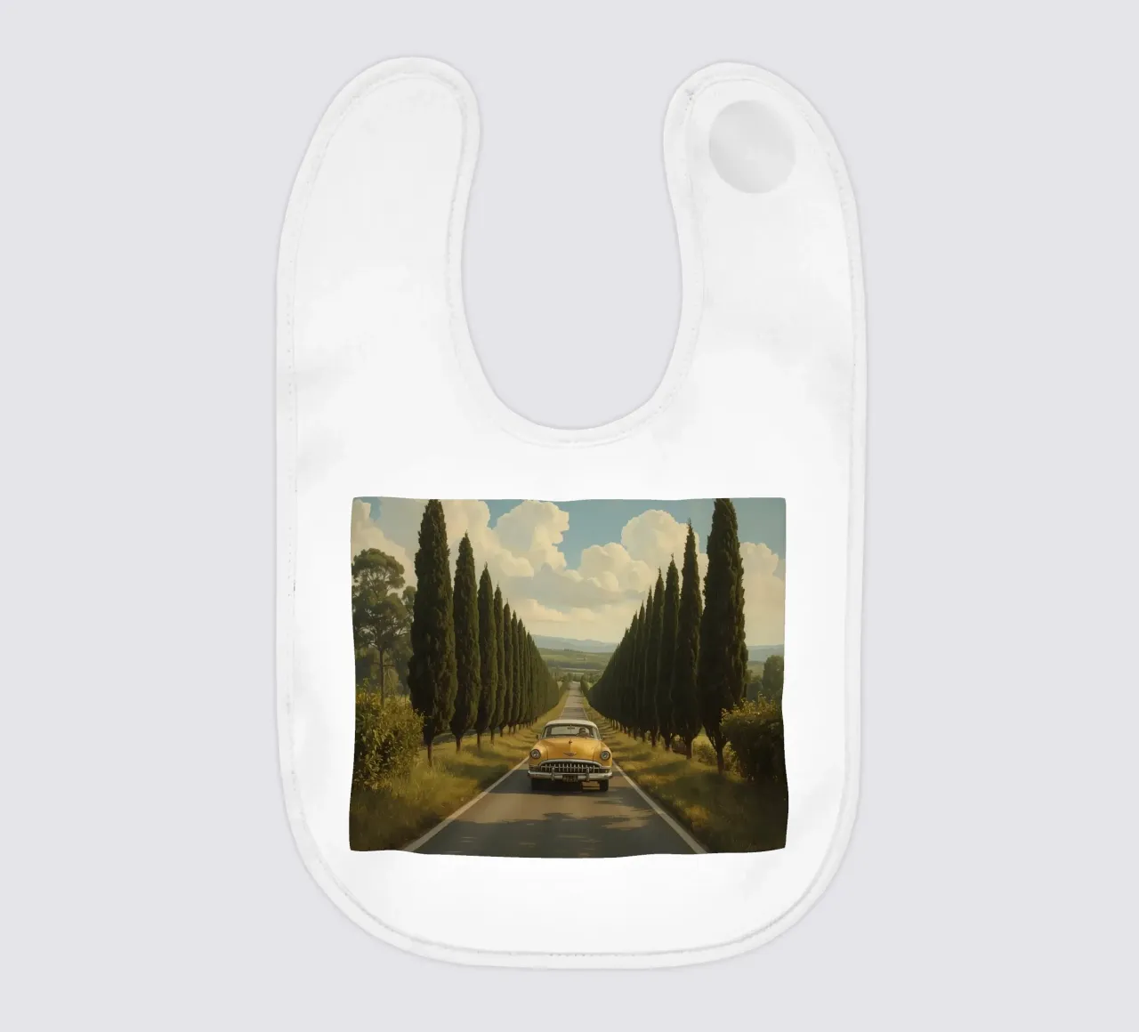 Oldtimer fährt unter bewölktem Himmel eine Allee entlang Babylätzchen von DesignDoodle