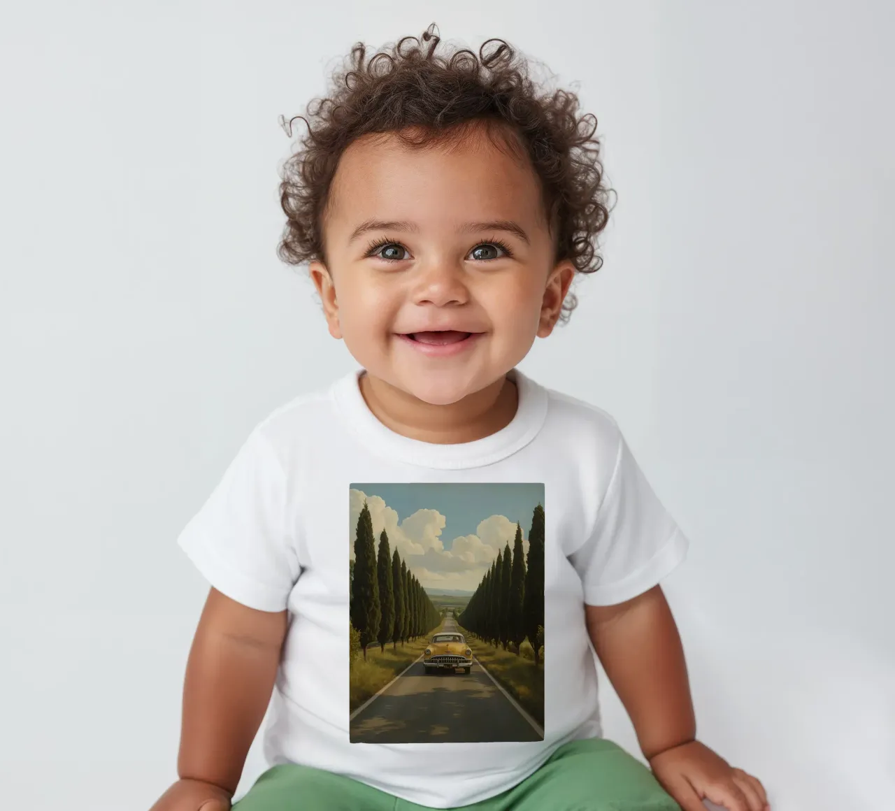 Oldtimer fährt unter bewölktem Himmel eine Allee entlang Baby T-Shirt von DesignDoodle