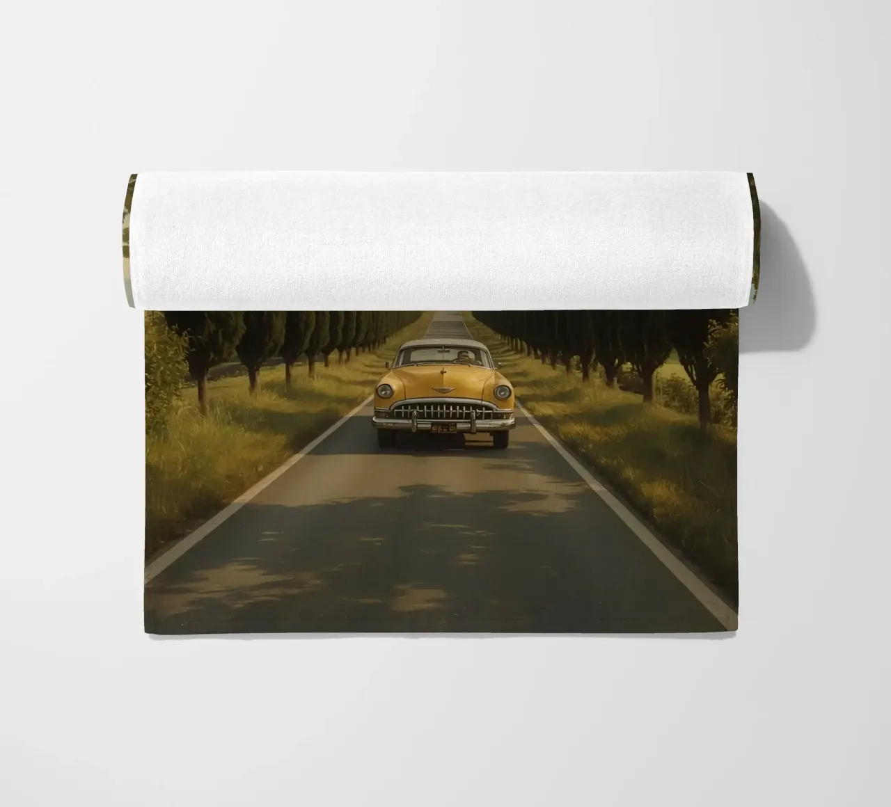 Oldtimer fährt unter bewölktem Himmel eine Allee entlang Strandtuch von DesignDoodle