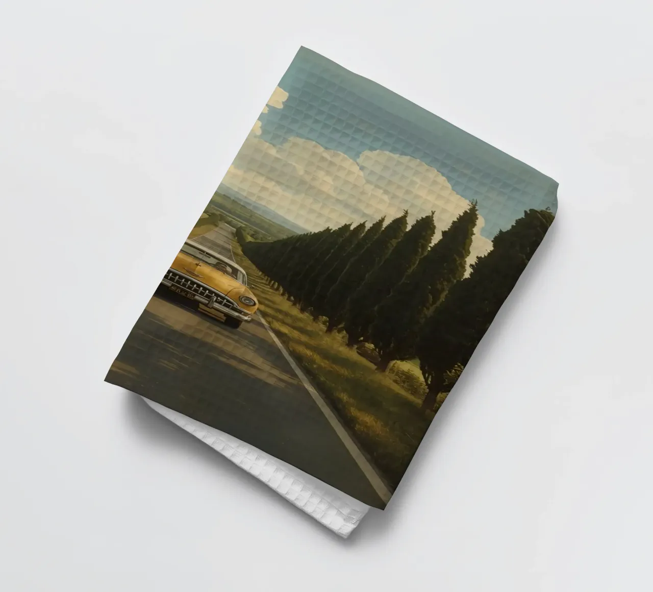 Oldtimer fährt unter bewölktem Himmel eine Allee entlang Geschirrtuch von DesignDoodle