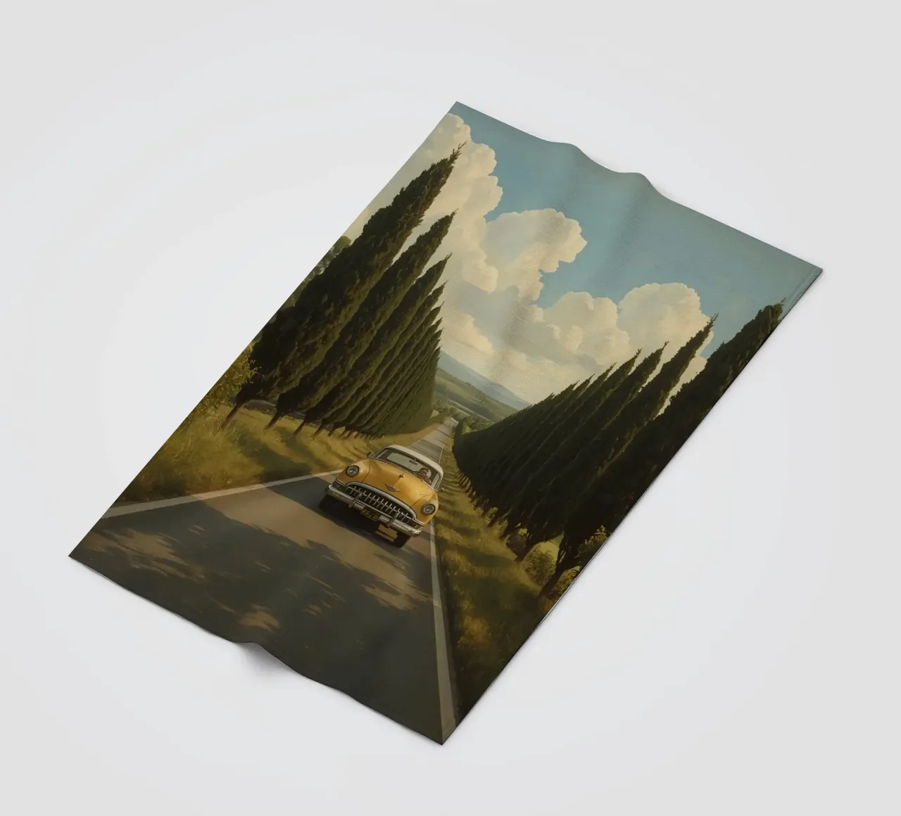 Oldtimer fährt unter bewölktem Himmel eine Allee entlang Fleecedecke von DesignDoodle