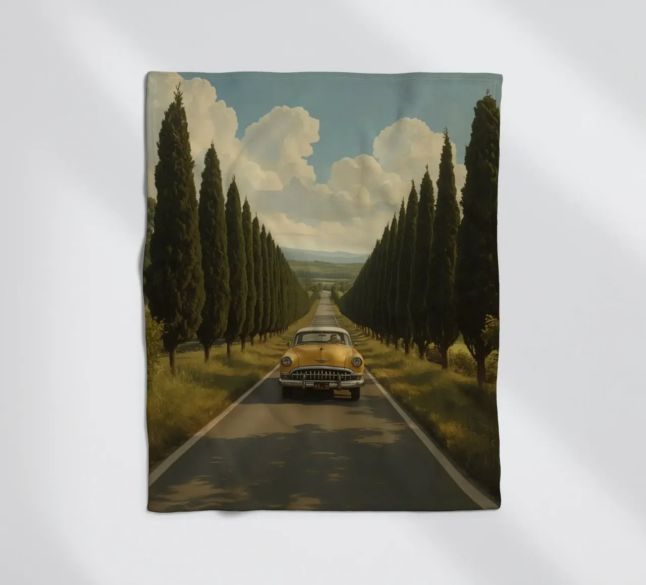 Oldtimer fährt unter bewölktem Himmel eine Allee entlang Fleecedecke von DesignDoodle