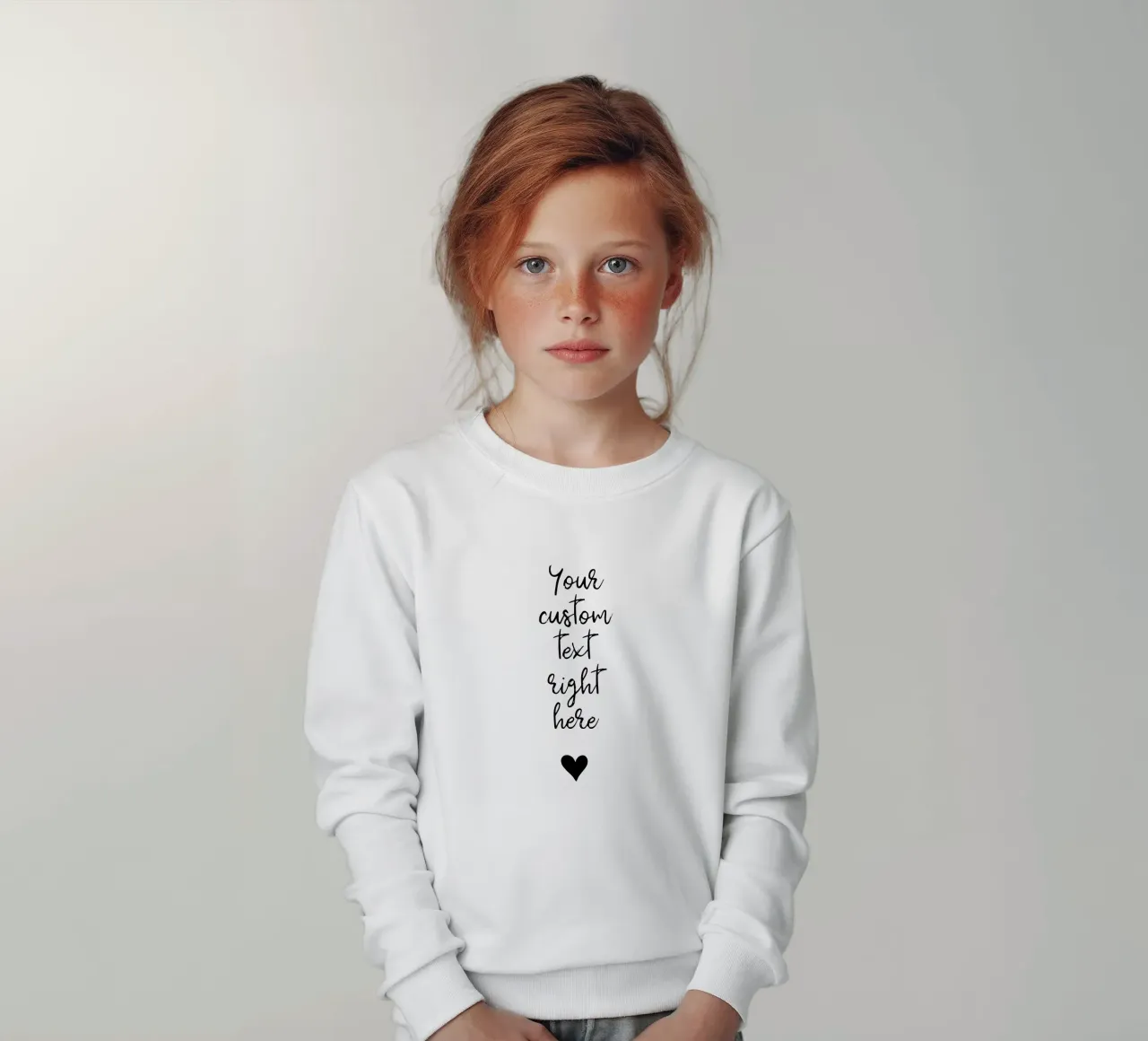 Custom text in black and white with heart Kinder Sweatshirt von WORTSPIEL