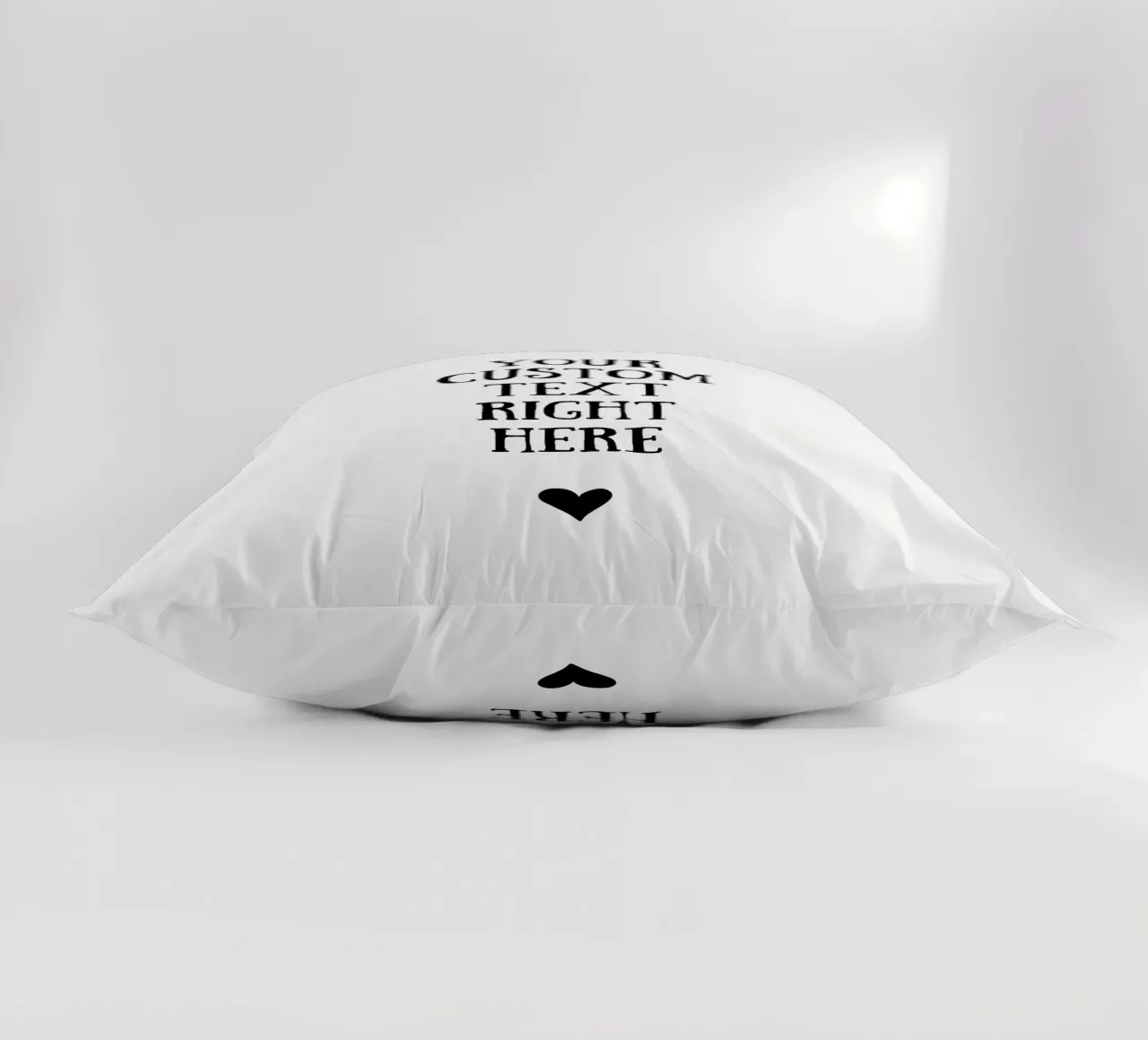 Custom text in black and white with heart cuscino da WORTSPIEL