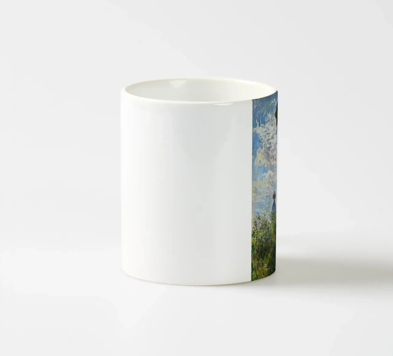 donna che porta un ombrello in mezzo al campo tazza in ceramica da SMG Store