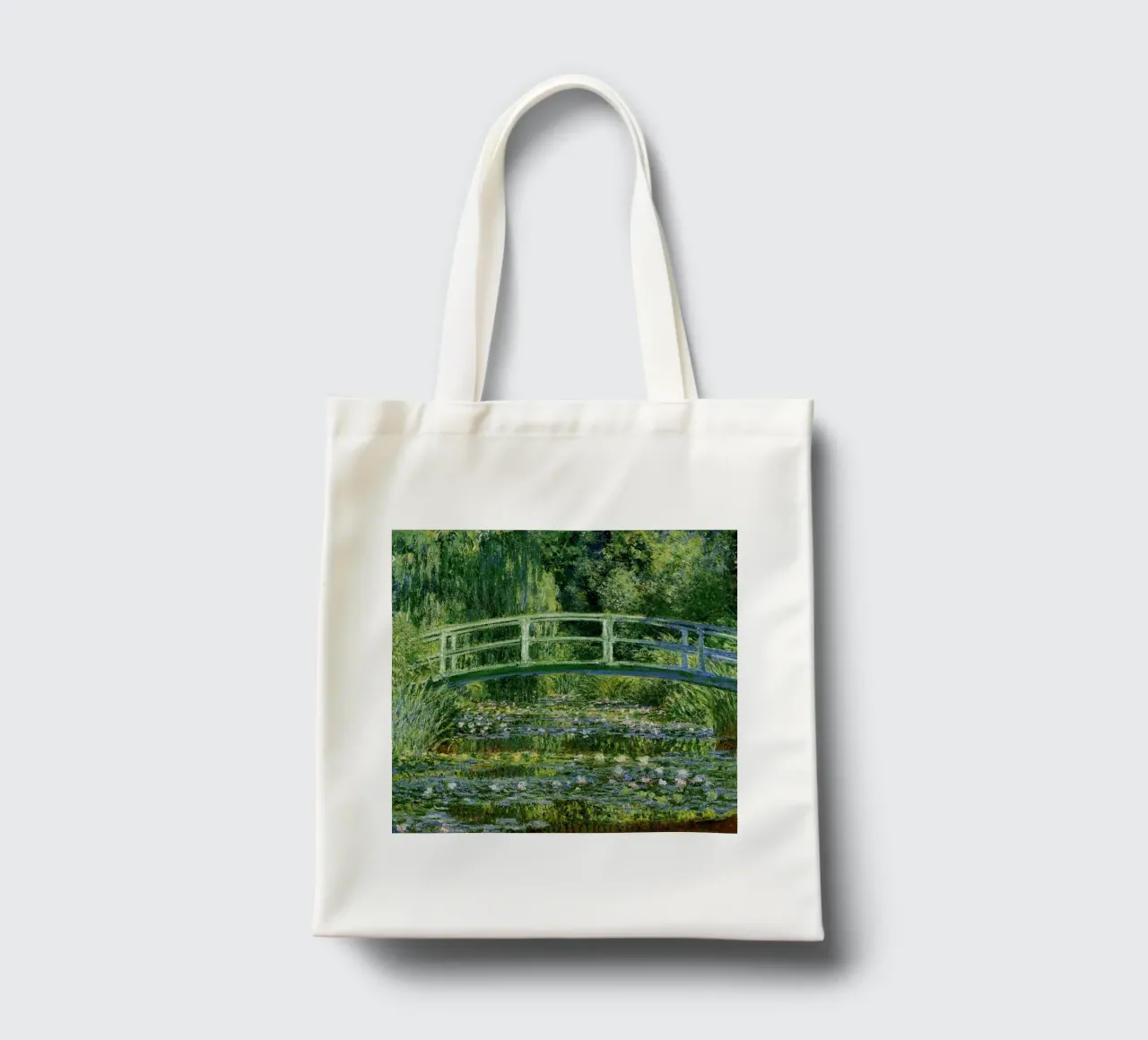 giardino con ponte curvo sullo stagno e ninfee borsa in juta da SMG Store