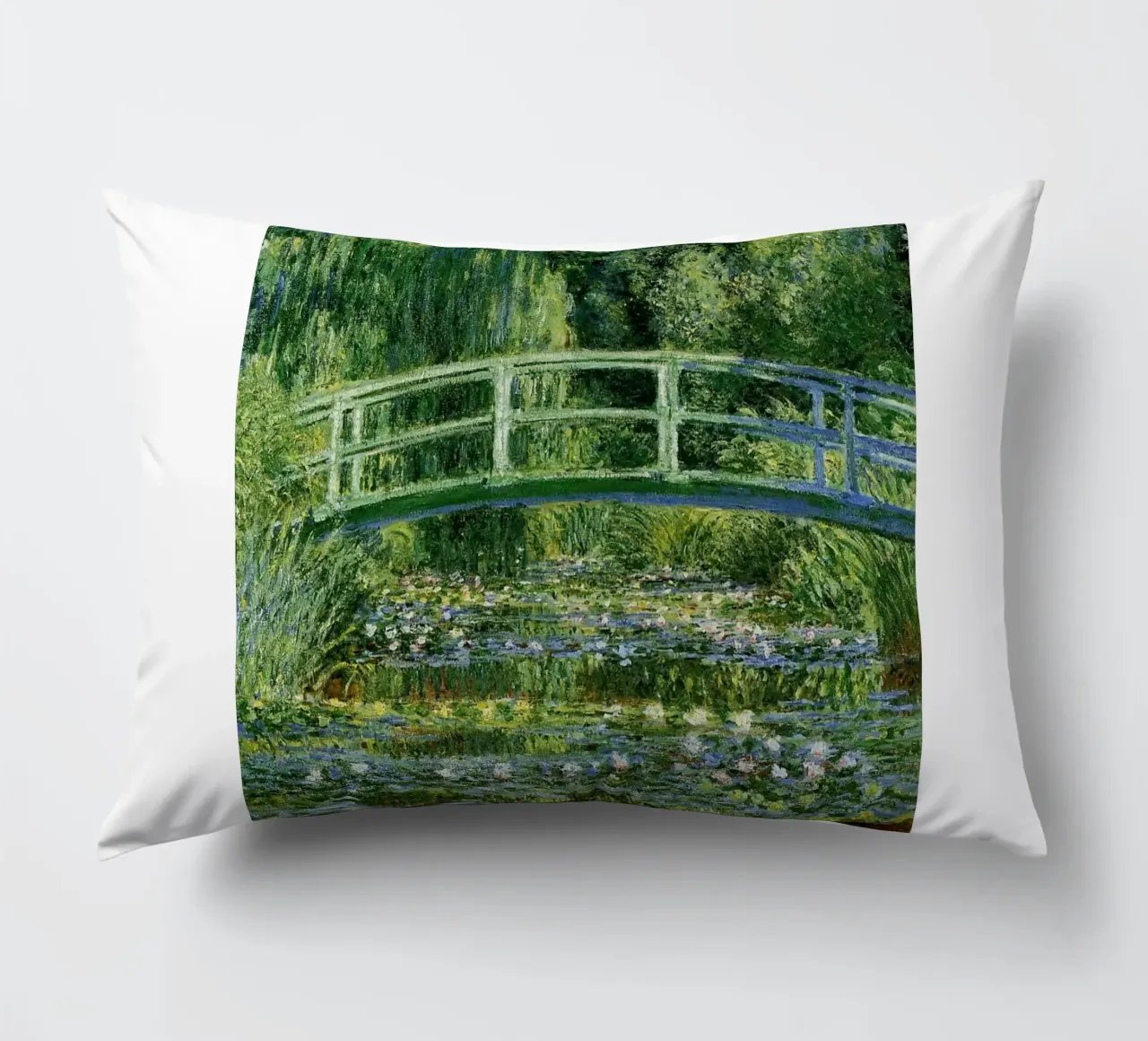 giardino con ponte curvo sullo stagno e ninfee cuscino da SMG Store