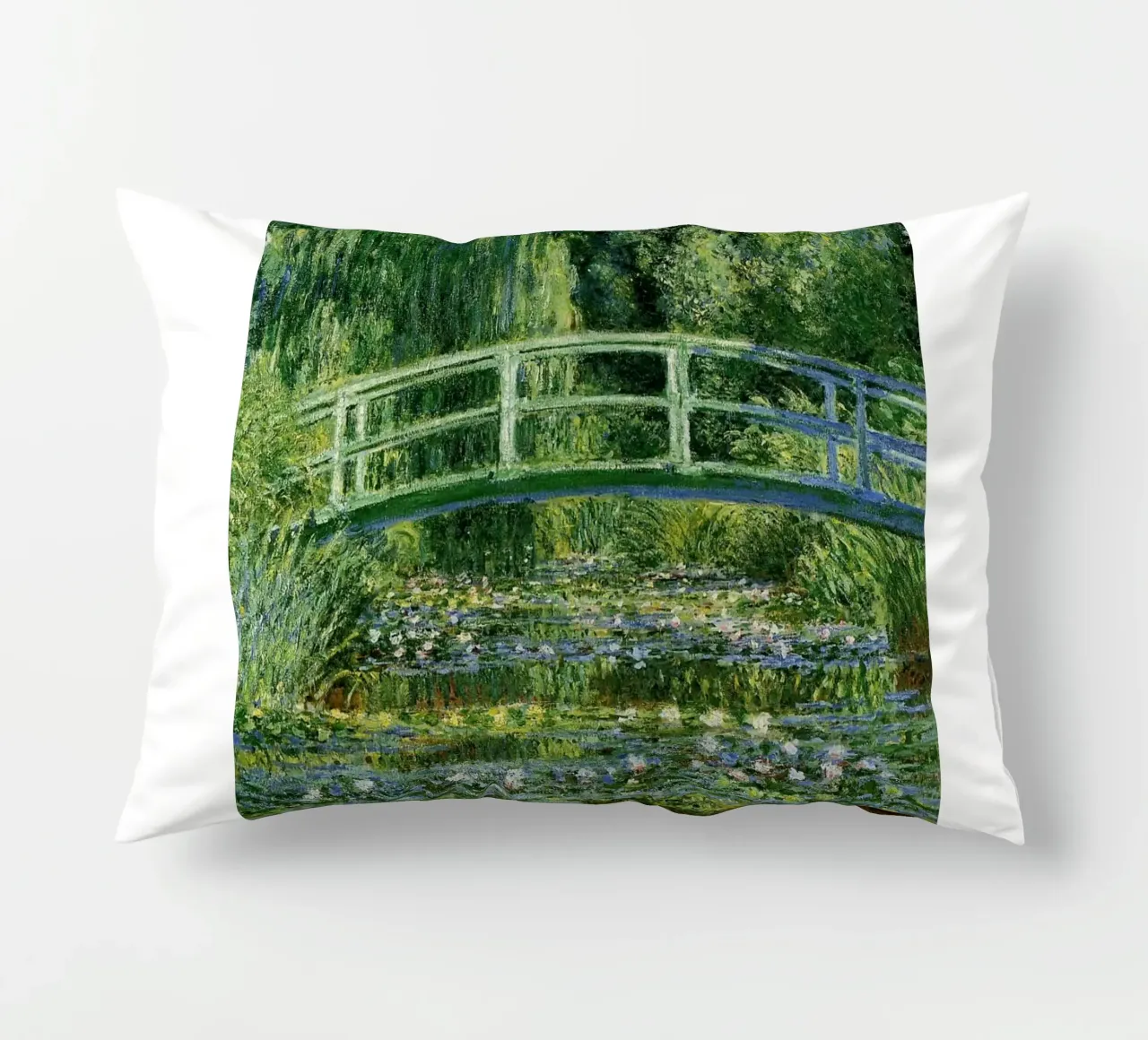 giardino con ponte curvo sullo stagno e ninfee cuscino da SMG Store