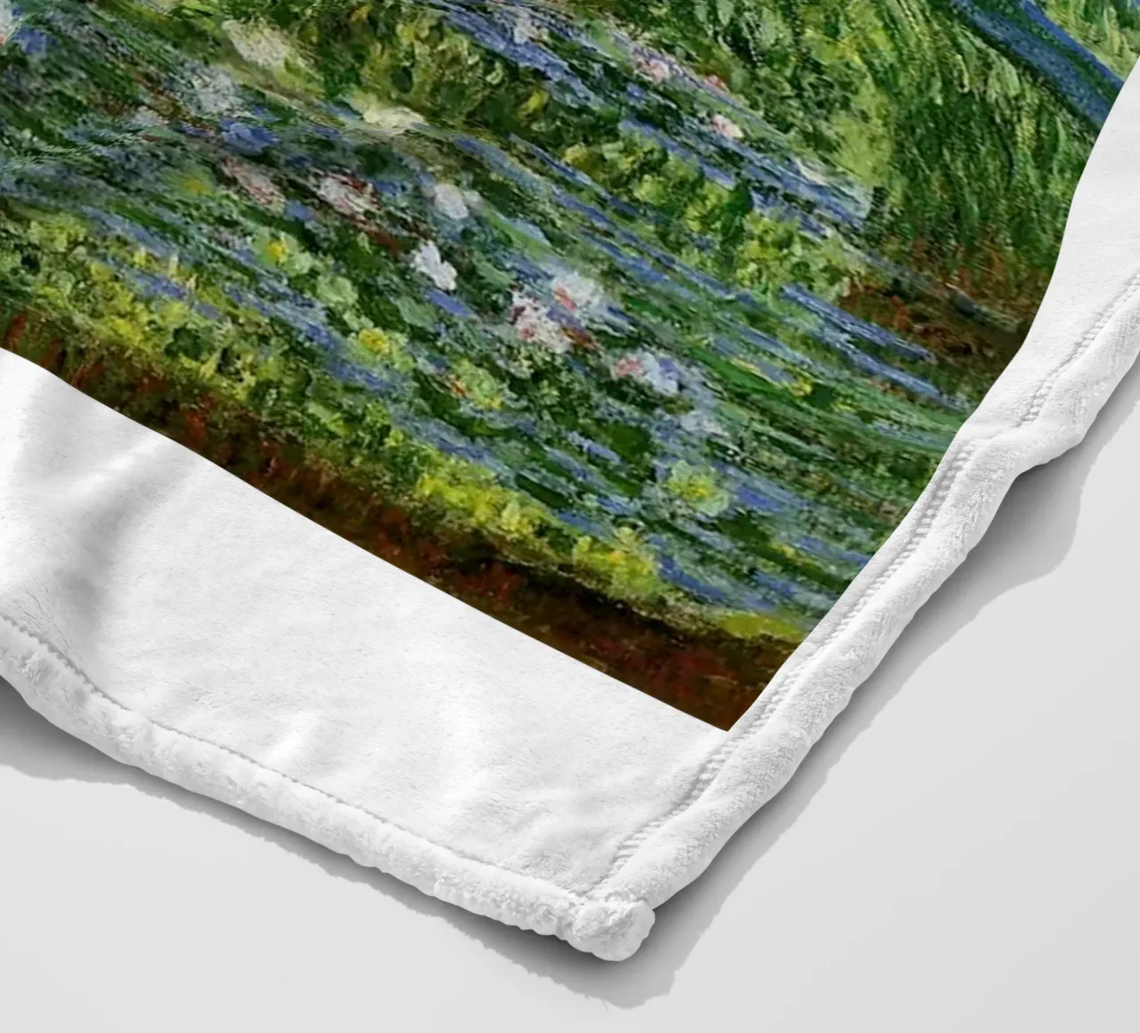 giardino con ponte curvo sullo stagno e ninfee coperta in pile da SMG Store
