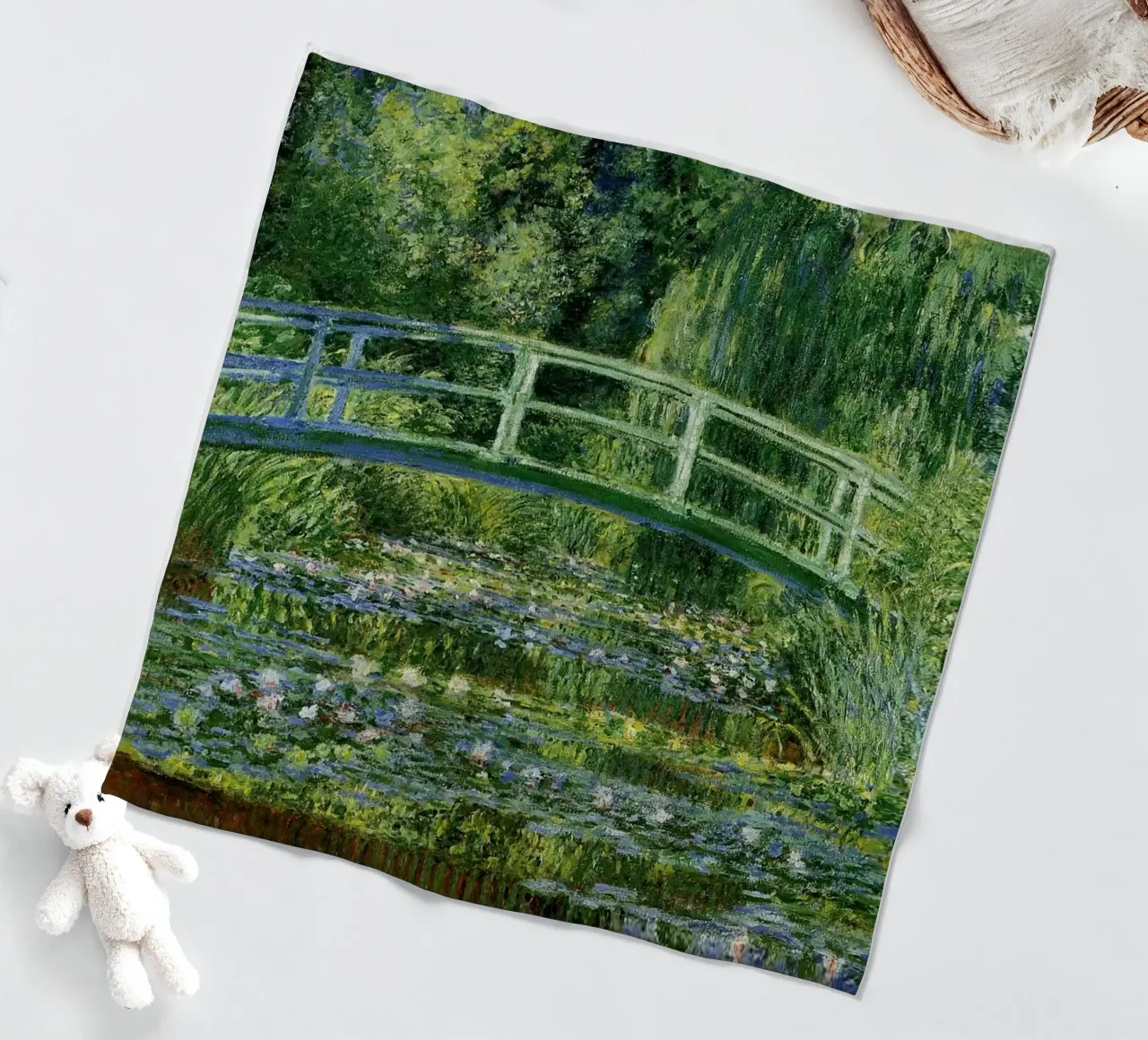 giardino con ponte curvo sullo stagno e ninfee coperta in pile da SMG Store