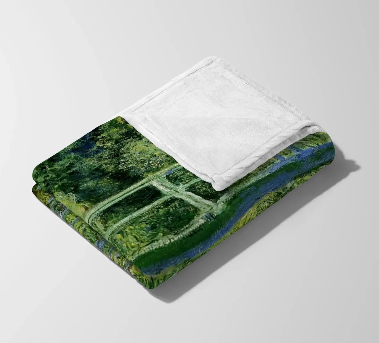giardino con ponte curvo sullo stagno e ninfee coperta in pile da SMG Store