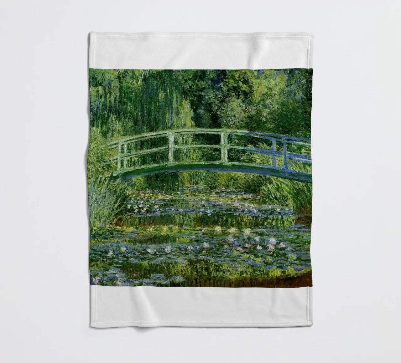 giardino con ponte curvo sullo stagno e ninfee coperta in pile da SMG Store
