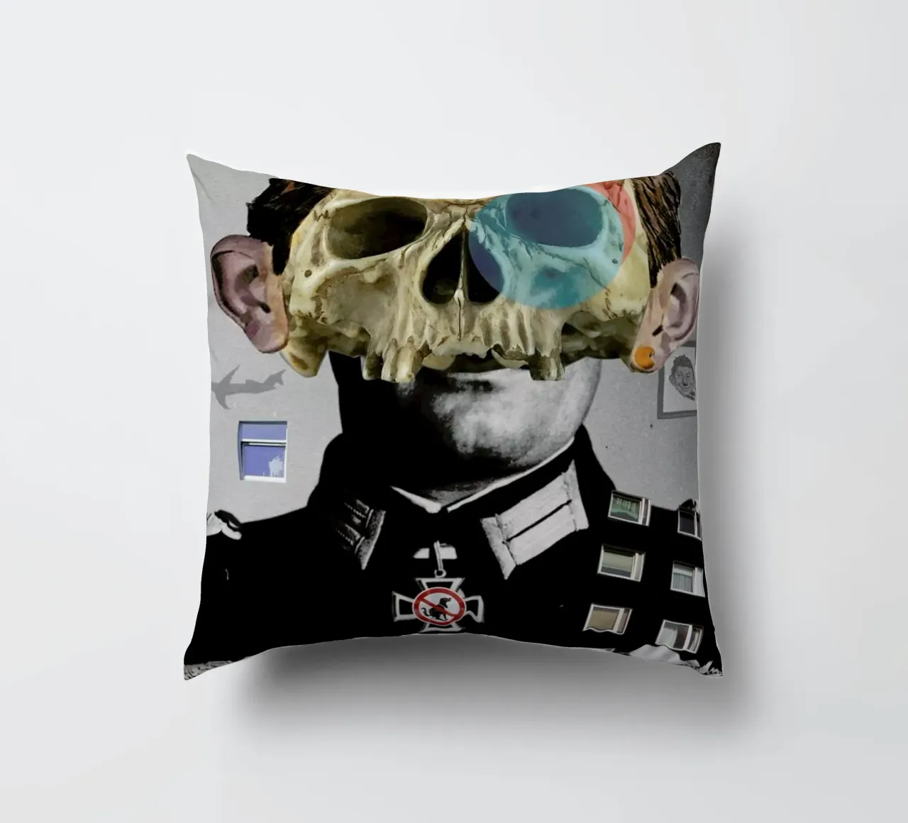 War Collage 2 coussin de Marko Köppe