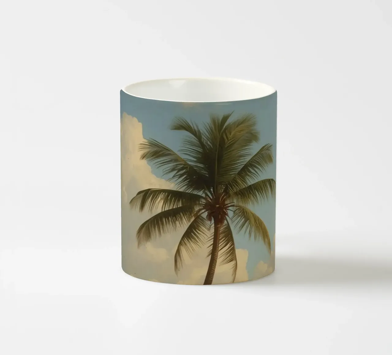 Paesaggio costiero con una palma ad alto fusto tazza in ceramica da DesignDoodle