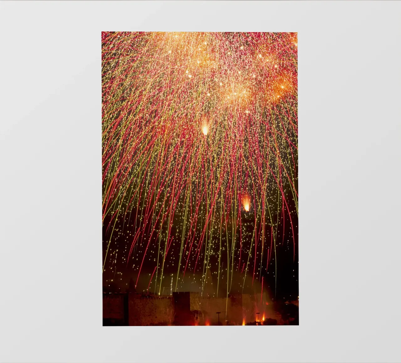 Fuochi d'artificio su Gerusalemme II pellicola backlit da Tal Paz-Fridman
