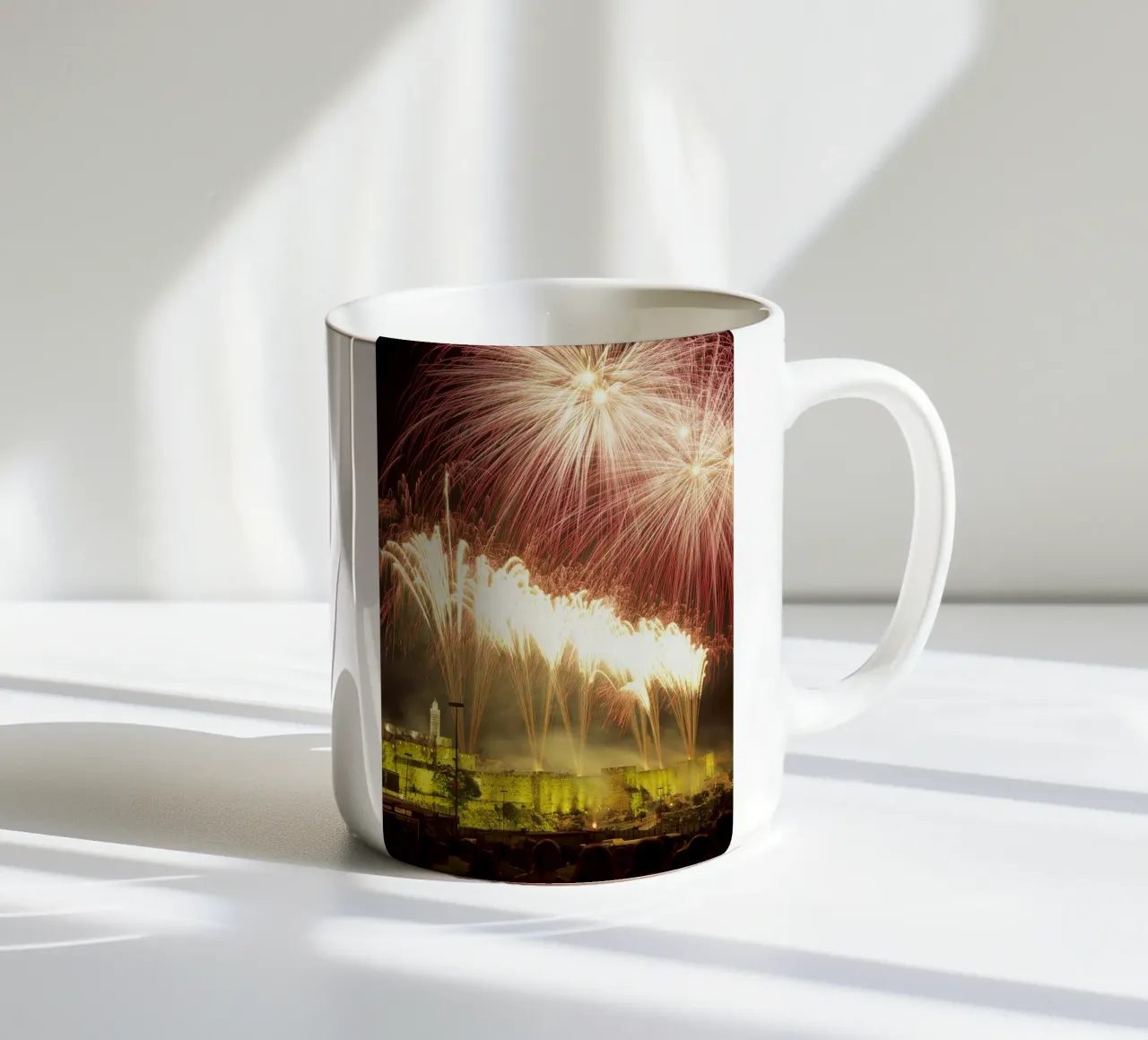 Fuochi d'artificio su Gerusalemme I tazza in ceramica da Tal Paz-Fridman