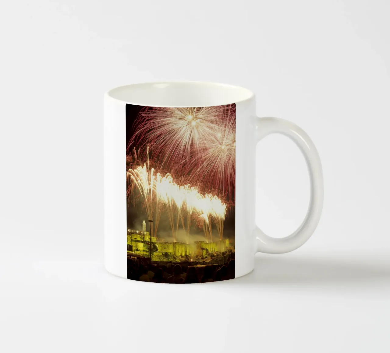 Fuochi d'artificio su Gerusalemme I tazza in ceramica da Tal Paz-Fridman