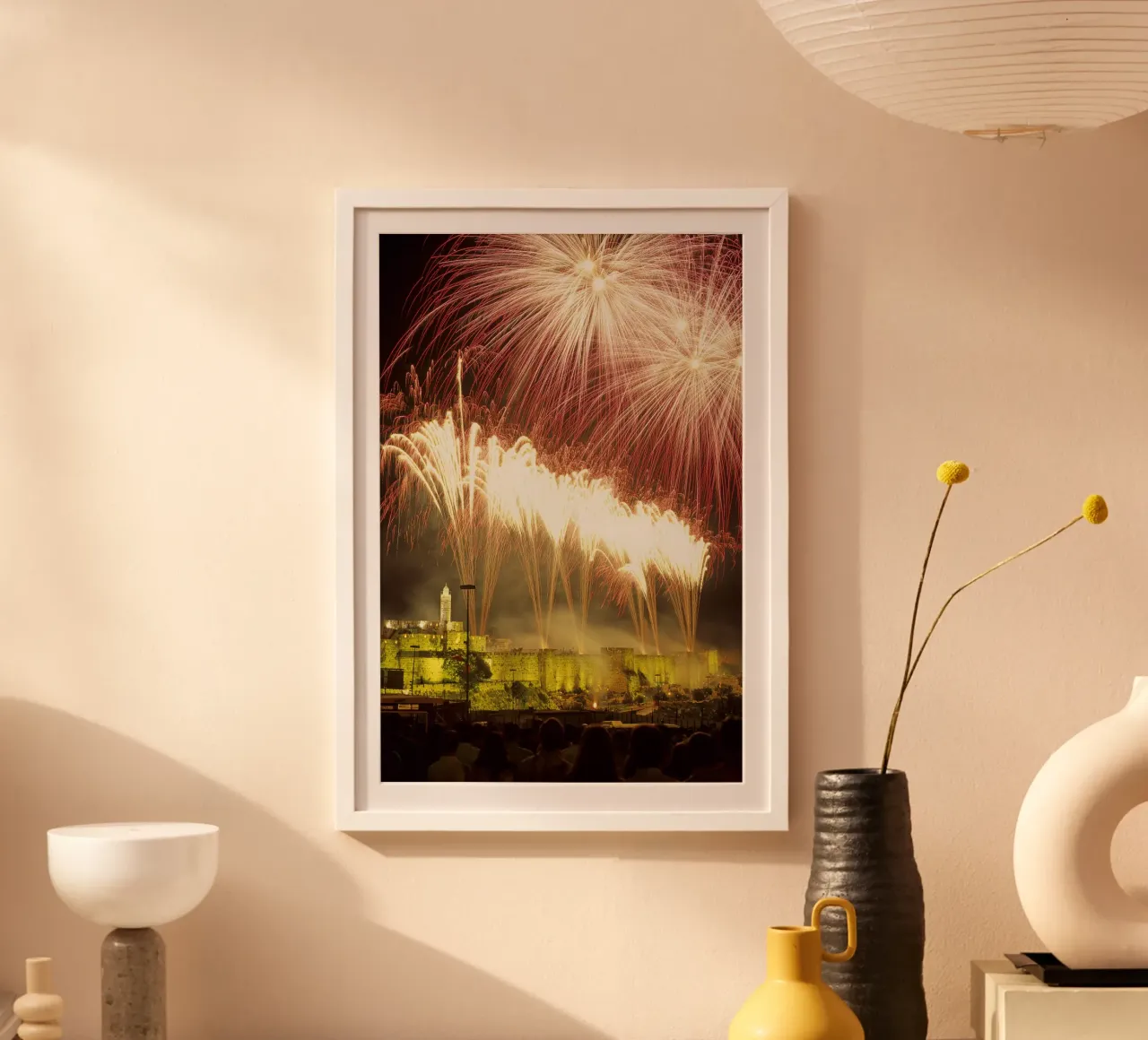 Fuochi d'artificio su Gerusalemme I poster con telaio in legno da Tal Paz-Fridman