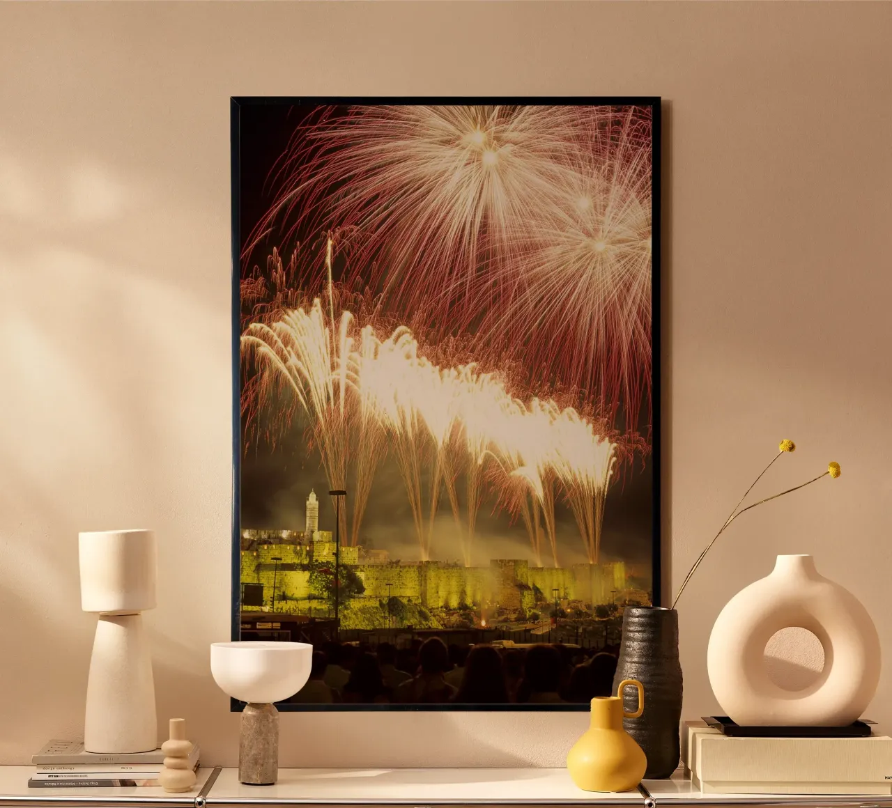 Fuochi d'artificio su Gerusalemme I poster con telaio in legno da Tal Paz-Fridman