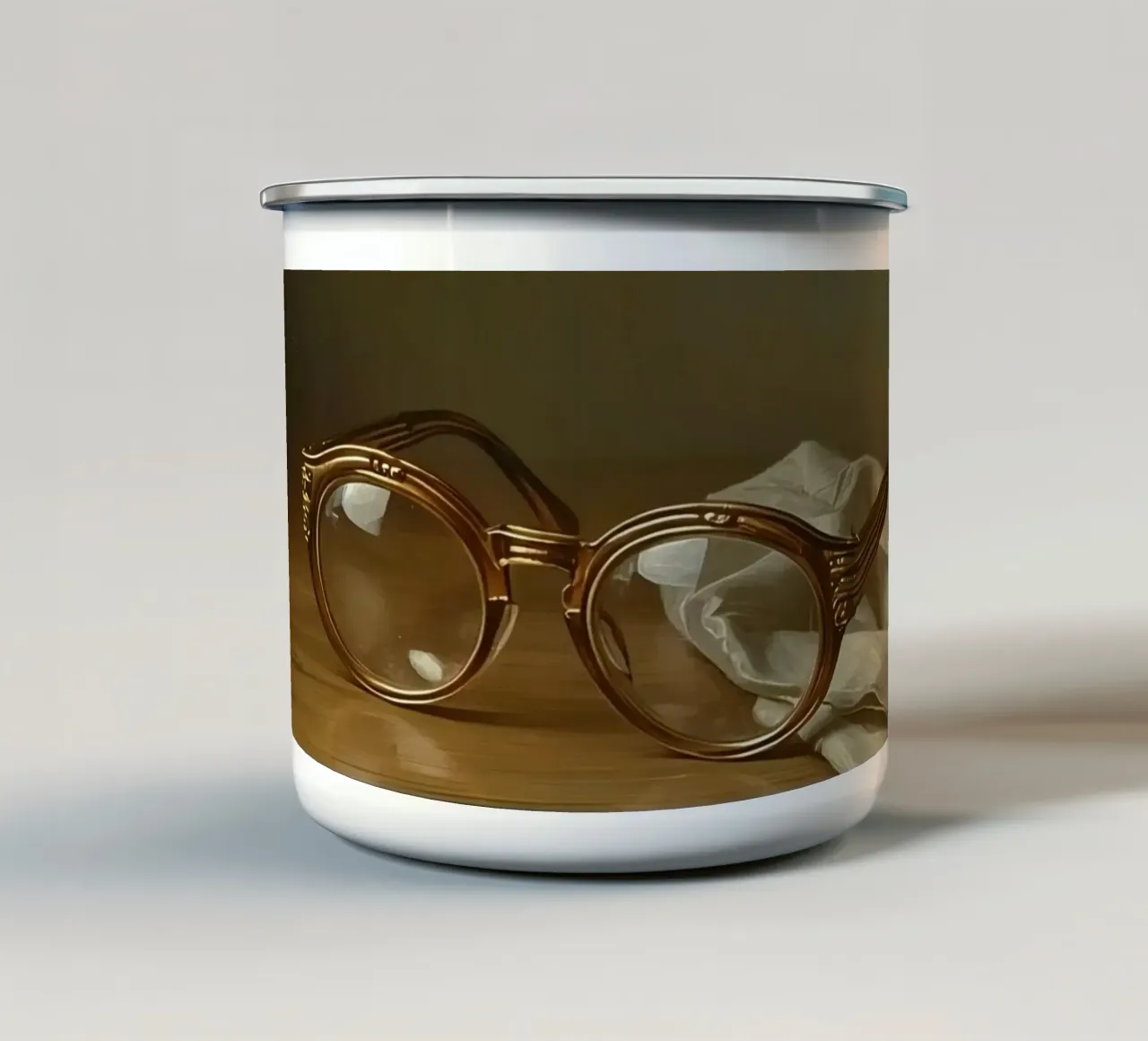 Verres anciens posés sur une table en bois mug en émail de DesignDoodle