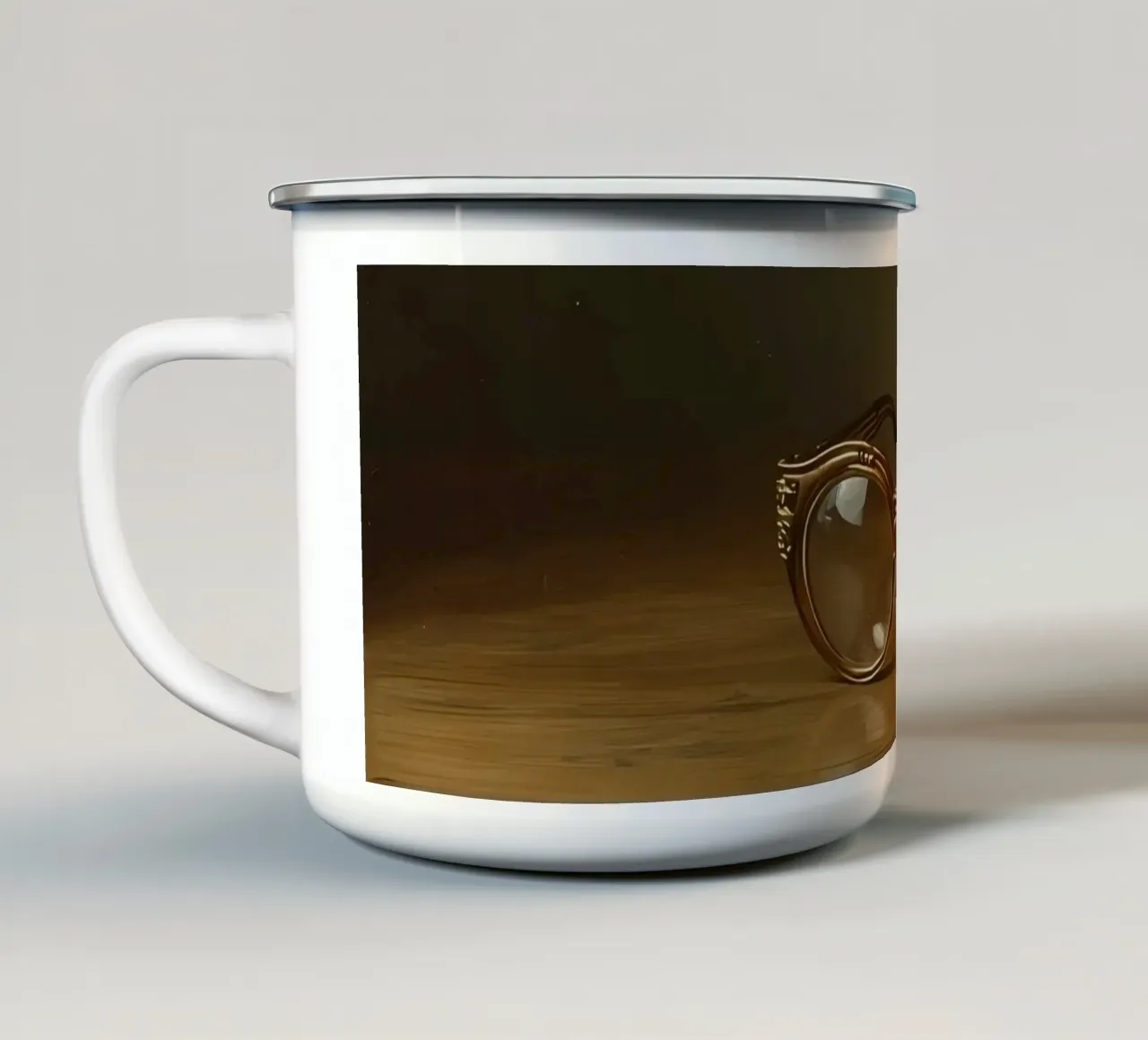 Verres anciens posés sur une table en bois mug en émail de DesignDoodle