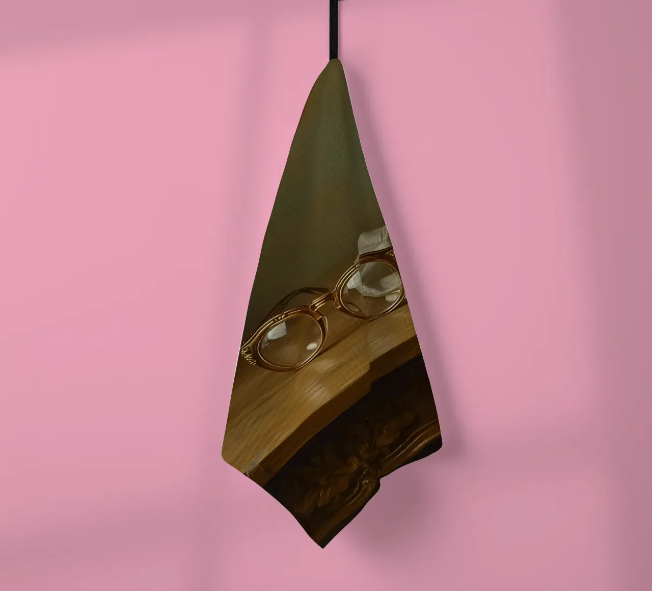 Verres anciens posés sur une table en bois torchon de DesignDoodle