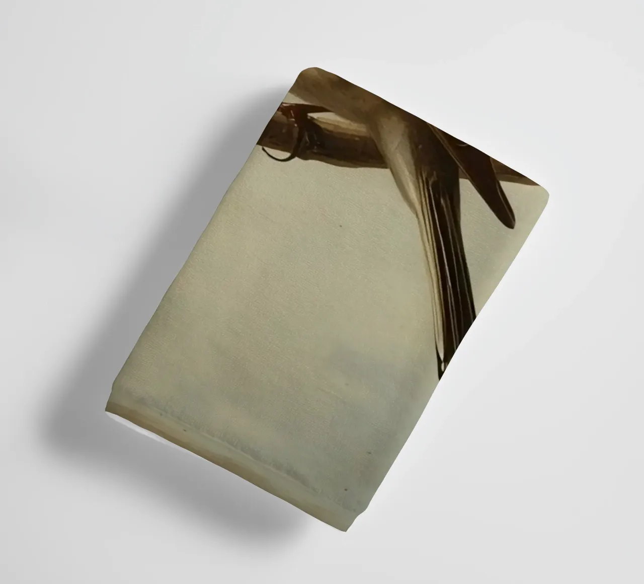 Sperling auf einem Zweig mit weichen Blättern in einer ruhigen Handtuch von DesignDoodle