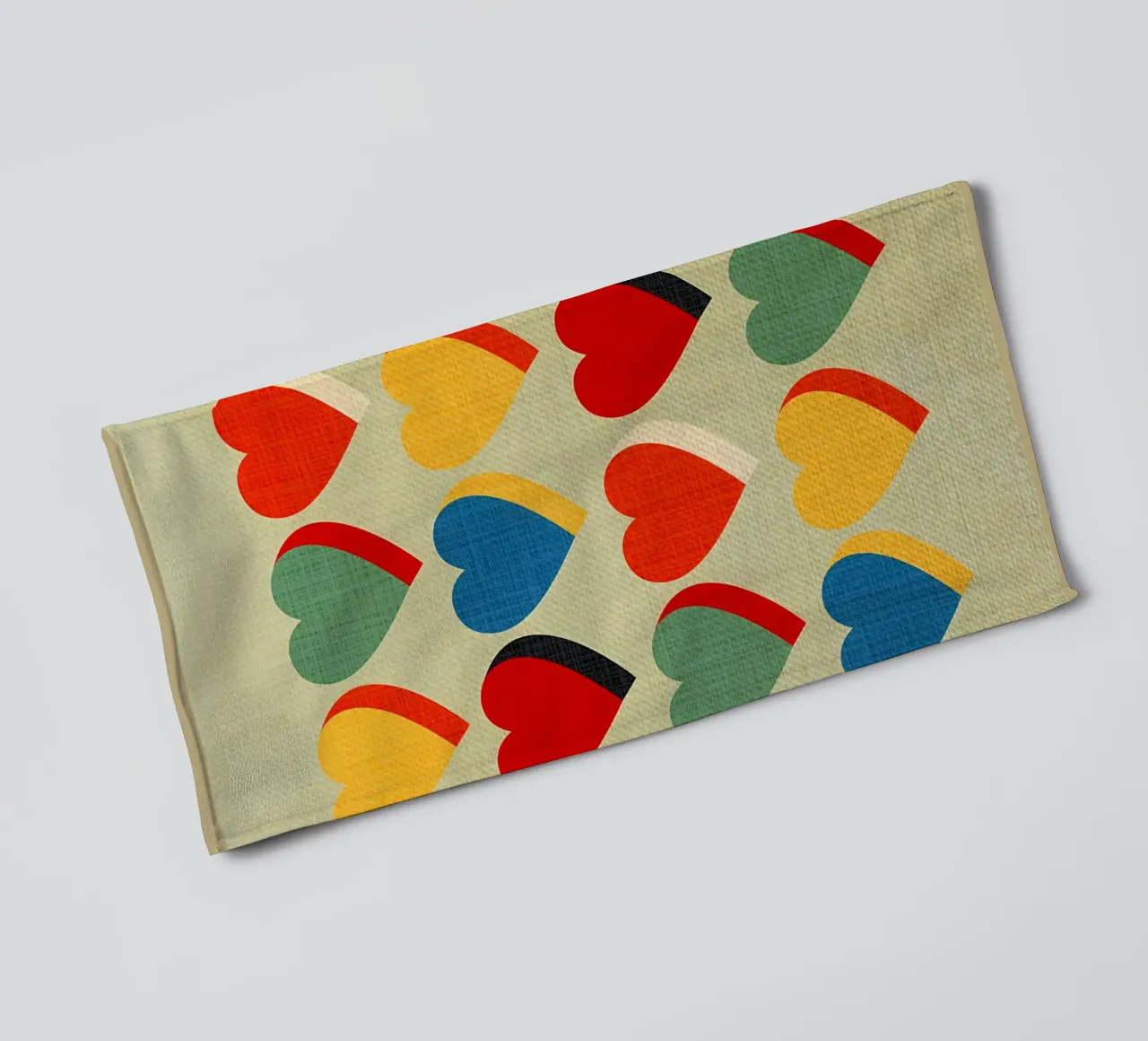 Retro Heart Pattern Bauhaus Style Handtuch von CourtneyStudio