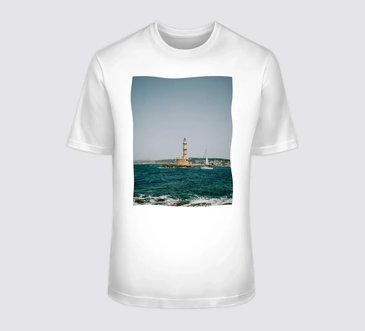 Phare en Crète avec voilier | Vue sur la mer Grèce t-shirt de Bold and Retro
