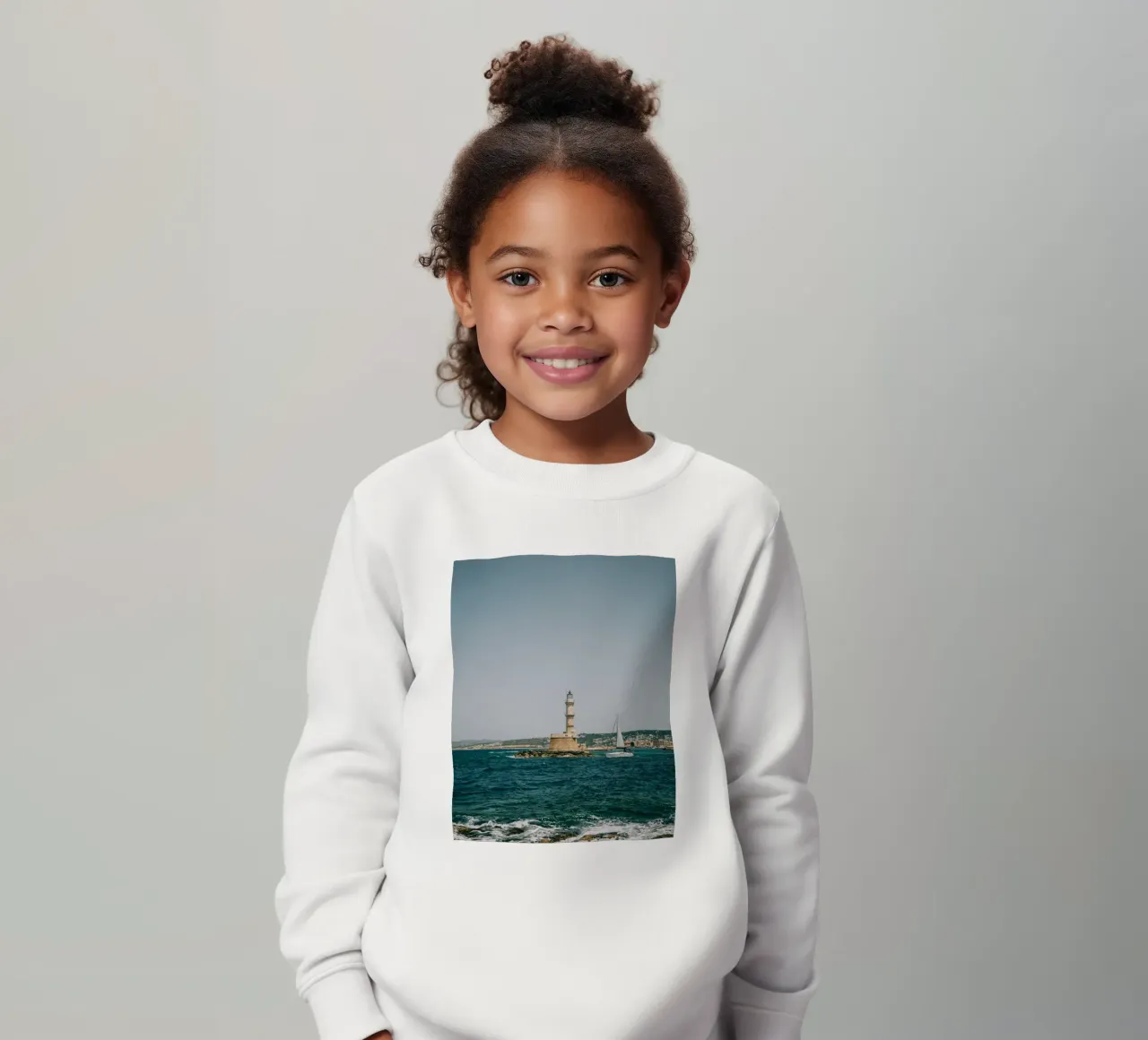Phare en Crète avec voilier | Vue sur la mer Grèce sweat enfant de Bold and Retro